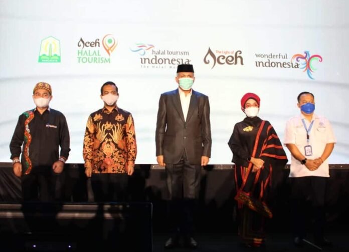 Gubernur Aceh Nova Iriansyah (tengah),
