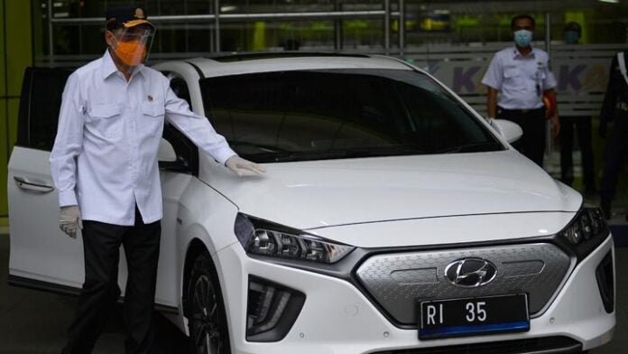 FOTO 18 Nov_Menhub resmi pakai mobil listrik