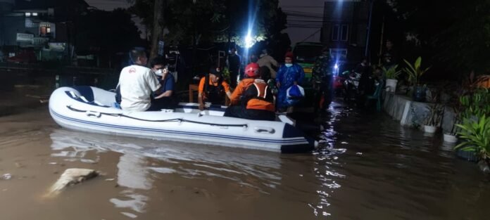FOTO 2 Des_BNPB Tim Gabungan melakukan evakuasi warga terdampak banjir menggunakan perahu karet di Kota Tangerang Selatan, Banten pada Kamis (112).