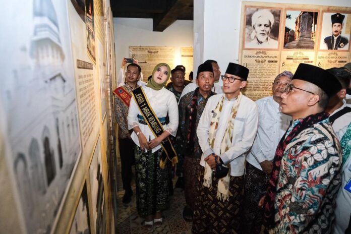 FOTO 18 Sept_Sandiaga di museum masjid rembang
