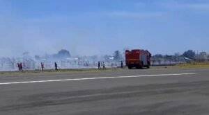 FOTO 19 Sept_Kebakaran dekat dengan landasan pacu (runway) bandara. (dok. kemenhub) 2