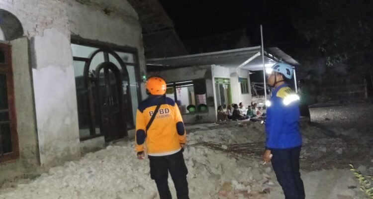 FOTO 26 Sept_BPBD Kabupaten Situbondo menurunkan tim melakukan kaji cepat di lokasi terdampak gempa bumi M 5,7 di Kecamatan Banyuputih, Kabupaten Situbondo, Jawa Timur.
