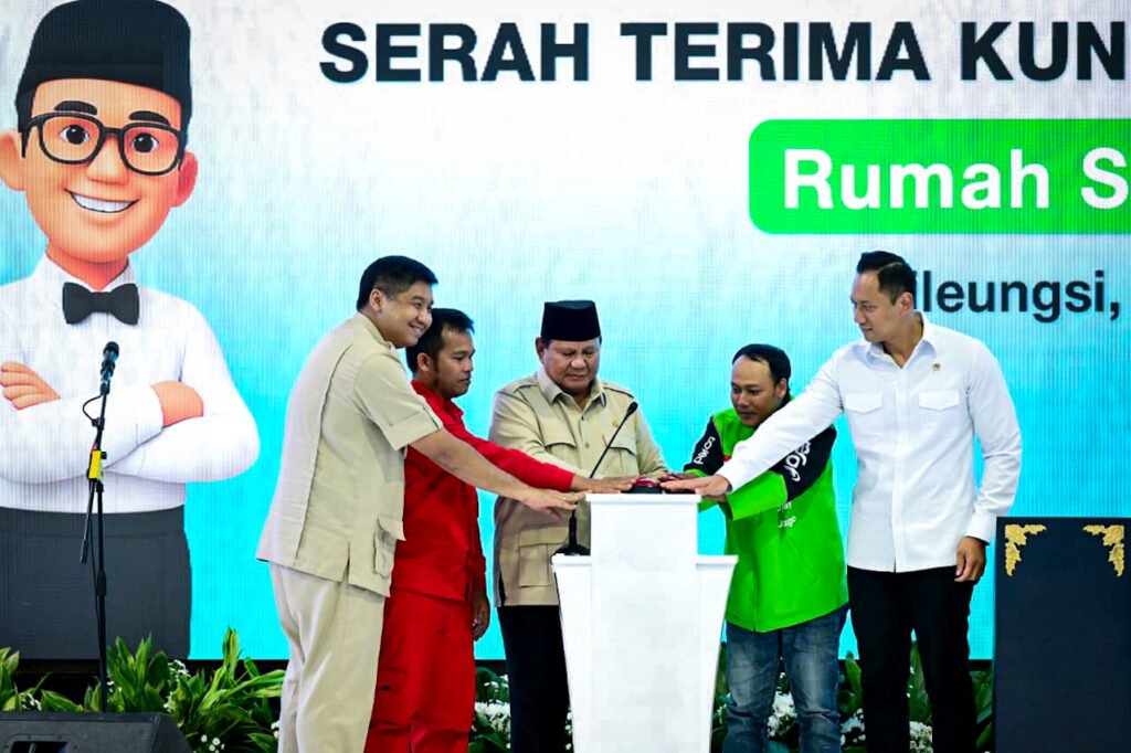 FOTO 1 Okt_Presiden Prabowo Subianto meresmikan akad massal 26 Ribu Kredit Pemilikan Rumah (KPR) Fasilitas Likuiditas Pembiayaan Perumahan (FLPP) dan serah terima kunci rumah di Cileungsi