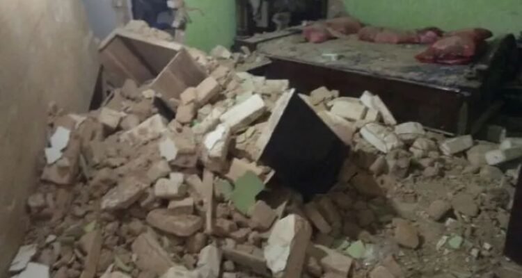 FOTO 1 Okt_Rumah salah satu warga rusak parah akibat gempa di Sumenep. dok. bnpb