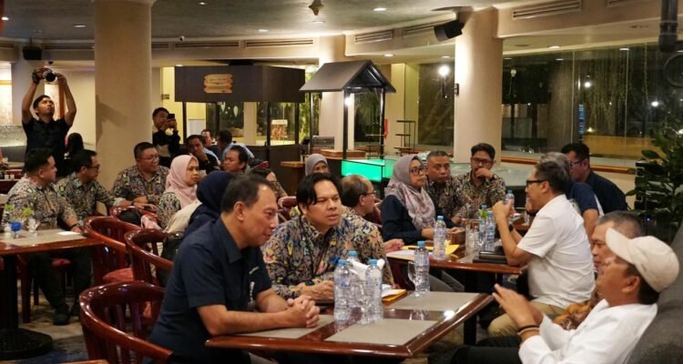 FOTO 16 Okt_Pertemuan Menteri Perhubungan Dudy Purwagandhidan Gubernur Jawa Barat Dedi Mulyadi