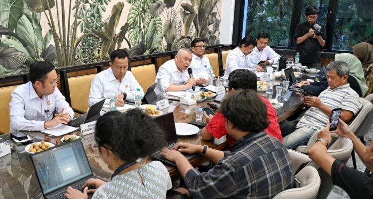 FOTO 2 Okt_Menteri Perhubungan Dudy Purwagandhi saat berdialog dengan media. (dok. kemenhub) 3