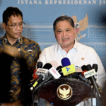 FOTO 30 Okt_Menko Perekonomian Airlangga Hartarto (kanan) ketika Keterangan Pers usai Ratas yang dipimpin Presiden Prabowo Subianto, di Jakarta.