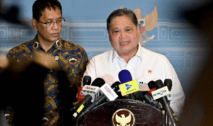 FOTO 30 Okt_Menko Perekonomian Airlangga Hartarto (kanan) ketika Keterangan Pers usai Ratas yang dipimpin Presiden Prabowo Subianto, di Jakarta.