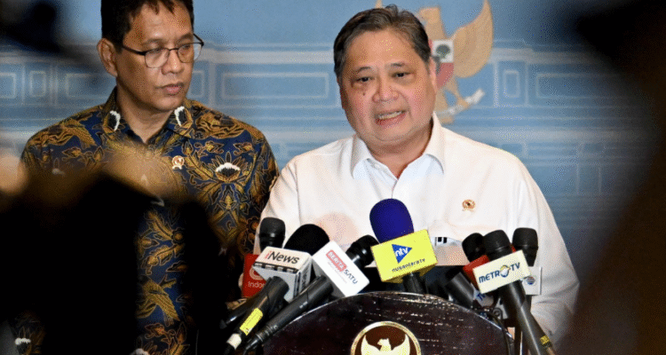 FOTO 30 Okt_Menko Perekonomian Airlangga Hartarto (kanan) ketika Keterangan Pers usai Ratas yang dipimpin Presiden Prabowo Subianto, di Jakarta.