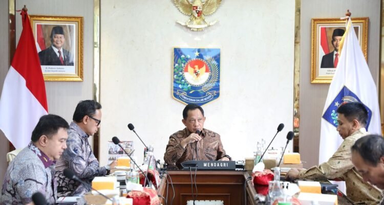 FOTO 31 Okt_Menteri Dalam Negeri (Mendagri) Muhammad Tito Karnavian memimpin Rapat Internal Percepatan Penyiapan
