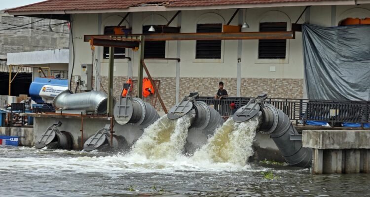 FOTO 31 Okt_Pompanisasi genangan banjir Kota Semarang, dari Sungai Sringin menuju kolam retensi Terboyo untuk diestafetkan ke Laut Jawa.