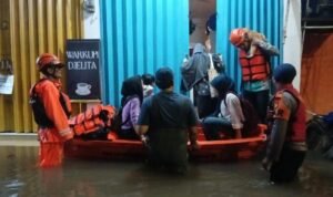 FOTO 31 Okt_Tim BPBD Jakarta melakukan evakuasi warga terdampak banjir di Jakarta Selatan. (dok. bpbdjakartasek