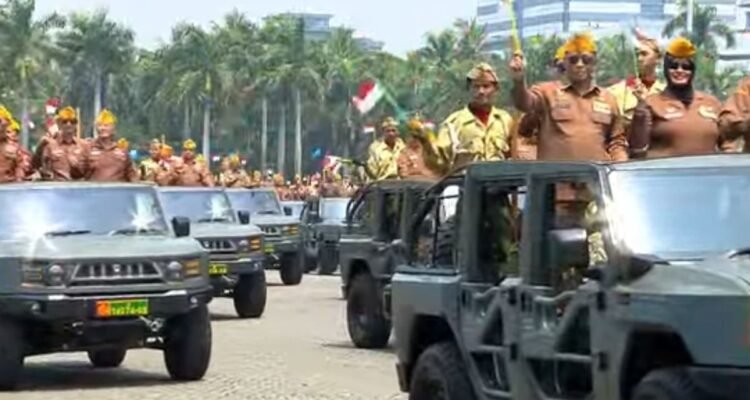 FOTO 5 Okt_Legiun Veteran Republik Indonesia (LVRI) di parade defile HUT ke-80 TNI dengaan kendaraan taktis Maung di Lapangan Silang Monas, Jakarta. youtubesetpres)