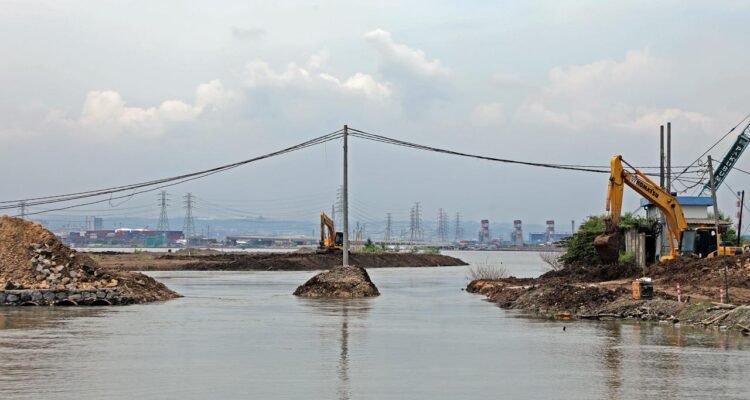 FOTO 1 Nov_Alat berat eskavator melebarkan jalur keluar air (outlet) kolam retensi Terboyo untuk mengurangi genangan banjir di Kota Semarang.