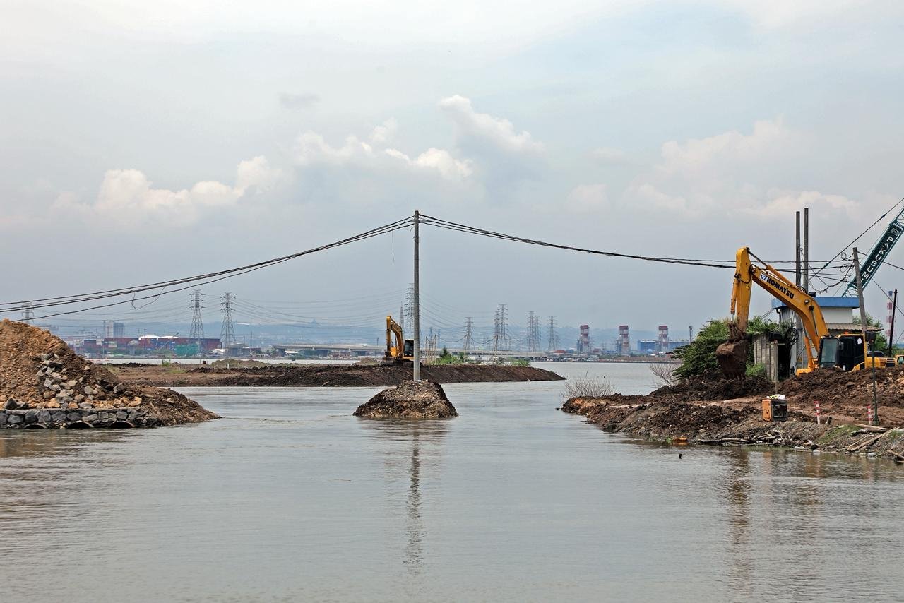 FOTO 1 Nov_Alat berat eskavator melebarkan jalur keluar air (outlet) kolam retensi Terboyo untuk mengurangi genangan banjir di Kota Semarang.