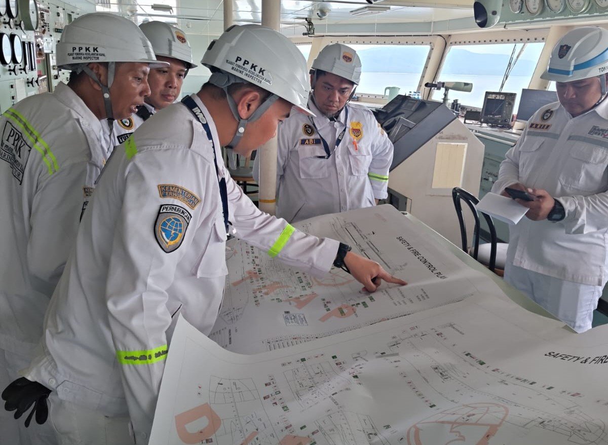 FOTO 13 Nov_Kegiatan uji petik kelaiklautan kapal penumpang di Pelabuhan Banyuwangi, Jawa Timur 1