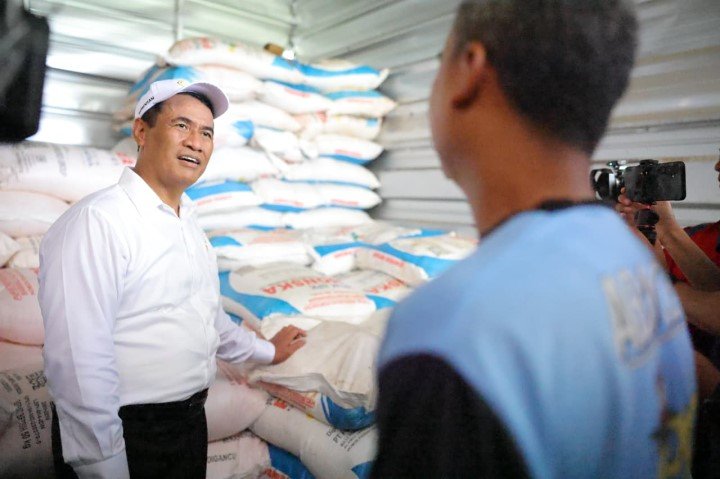 FOTO 13 Nov_Menteri Pertanian (Mentan) Andi Amran Sulaiman saat inspeksi mendadak ke kios pupuk Indo Tani 3 di Sukamandi, Kabupaten Subang.