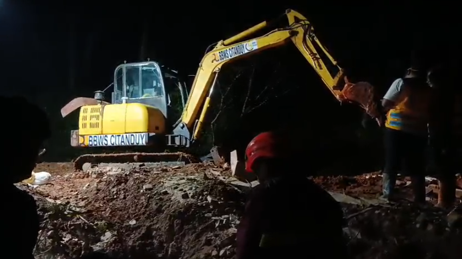 FOTO 14 Nov_Petugas dengan peralatan tengah mencari korban longsor di Kabupaten Cilacap. (dok. bpbdkabupatencilacap)