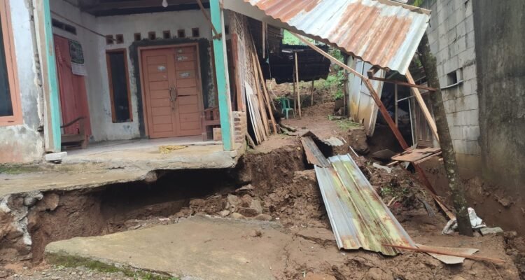 FOTO 15 Nov_Kondisi rumah warga pasca terdampak longsor di Kabupaten Purbalingga, Jawa Tengah. (dok. bpbdkabupatenpurbalingga)