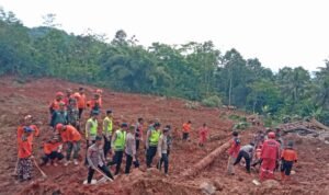 FOTO 15 Nov_Longsor di Dusun Tarukahan, Desa Cibeunying, Kecamatan Majenang, Kabupaten Cilacap, Jawa Tengah. 3