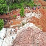 FOTO 15 Nov_Longsor mengubur dua belas rumah di Dusun Tarukahan, Desa Cibeunying, Kecamatan Majenang, Kabupaten Cilacap, Jawa Tengah