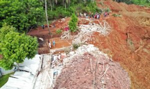 FOTO 15 Nov_Longsor mengubur dua belas rumah di Dusun Tarukahan, Desa Cibeunying, Kecamatan Majenang, Kabupaten Cilacap, Jawa Tengah