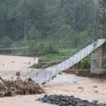 FOTO 16 Nov_Kondisi jembatan gantung Cimanisan yang roboh diterjang banjir bandang di Desa Toblong, Kecamatan Peundeuy, Kabupaten Garut, Jawa Barat