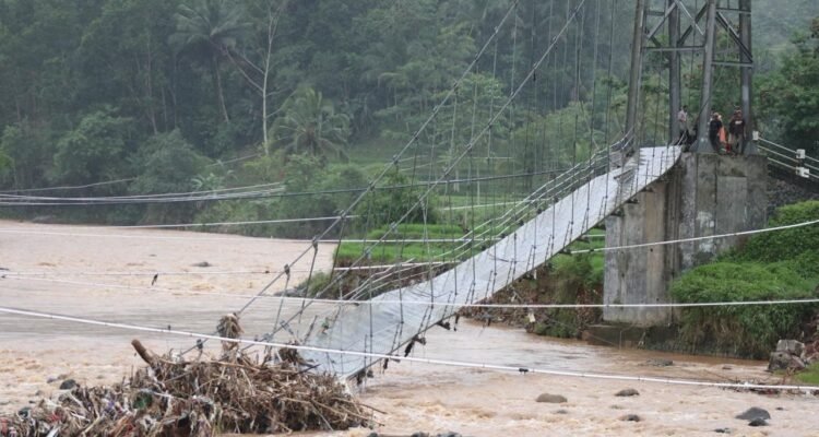 FOTO 16 Nov_Kondisi jembatan gantung Cimanisan yang roboh diterjang banjir bandang di Desa Toblong, Kecamatan Peundeuy, Kabupaten Garut, Jawa Barat
