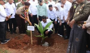 FOTO 16 Nov_Menteri Pertanian (Mentan) Andi Amran Sulaiman meluncurkan Gerakan Menanam Lima Juta Pohon Kelapa (Gemerlap)