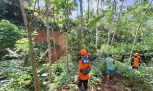 FOTO 19 Nov_BPBD Kabupaten Cilacap malakukan asesmen dan pendataan pascapergerakan tanah di Kabupaten Cilacap. (dok. bpbd