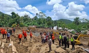 FOTO 21 Nov_Tim SAR gabungan masih melakukan upaya pencarian warga terdampak tanah longsor di Desa Pandanarum, Kec Pandanarum, Kab Banjarnegara