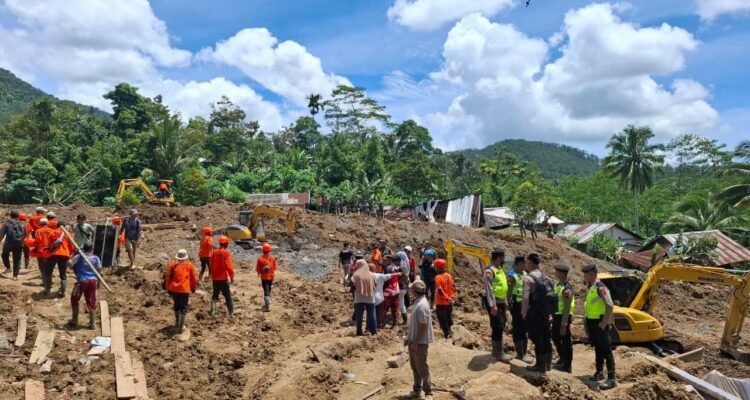 FOTO 21 Nov_Tim SAR gabungan masih melakukan upaya pencarian warga terdampak tanah longsor di Desa Pandanarum, Kec Pandanarum, Kab Banjarnegara