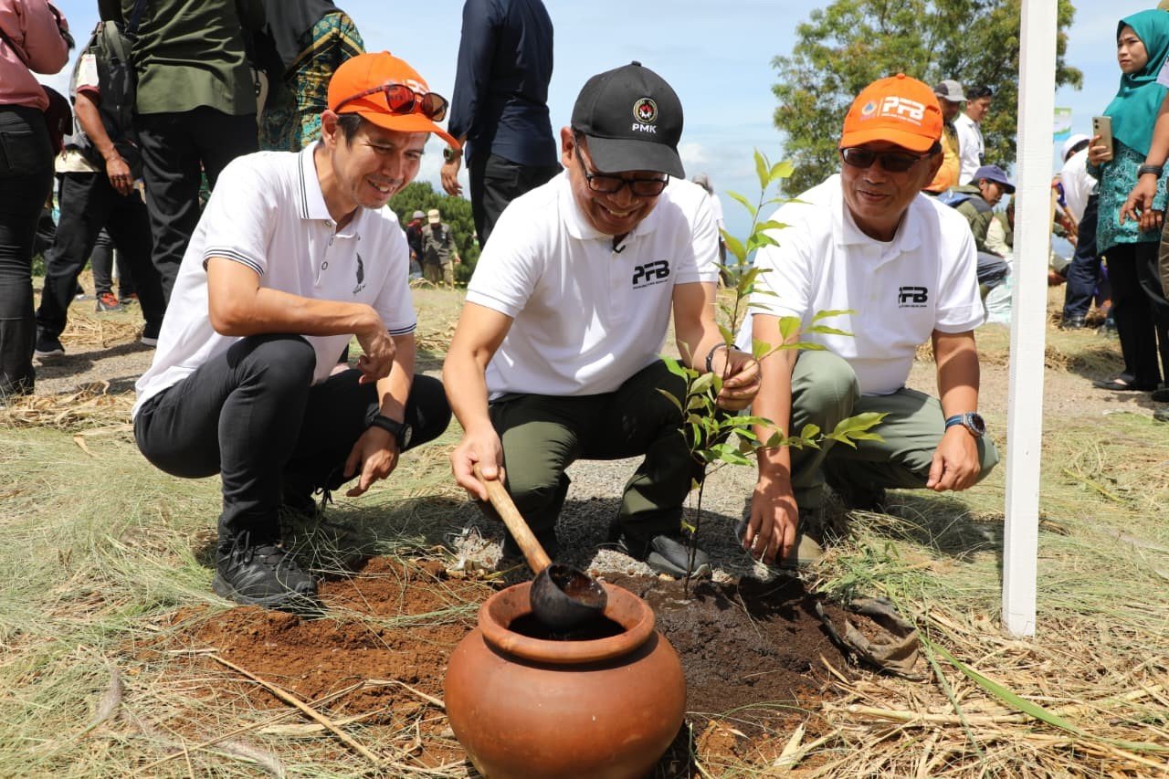 FOTO 22 Nov_Kegiatan penanaman 300 bibit pohon oleh pemerintah daerah dan relawan di Kota Bogor, Jawa Barat