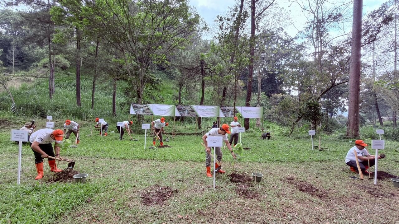 FOTO 22 Nov_Kegiatan penanaman bibit pohon sebagai upaya mitigasi vegetasi dilaksanakan di Taman Merak Pujon Rafting, Desa Sukamulyo, Kecamatan Pujon,