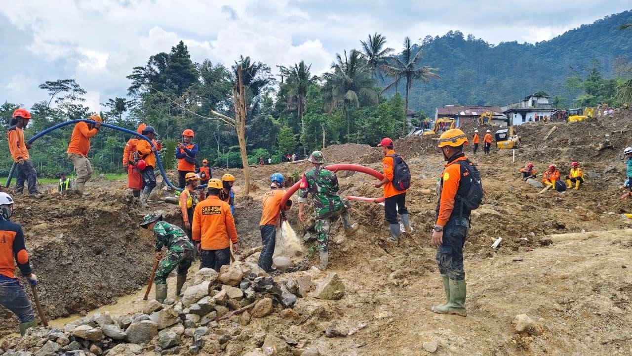FOTO 22 Nov_im gabungan melakukan operasi pencarian dan pertolongan terhadap korban longsor di Desa Pandanarum, Kecamatan Pandanarum