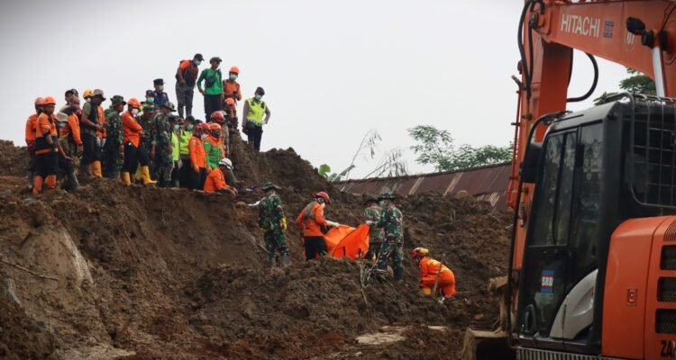 FOTO 23 Nov_Tim Sar Gabungan menemukan dua jenazah korban tanah longsor di Desa Pandanarum, Kecamatan Pandanarum, Kabupaten Banjarnegara, Jawa Tengah