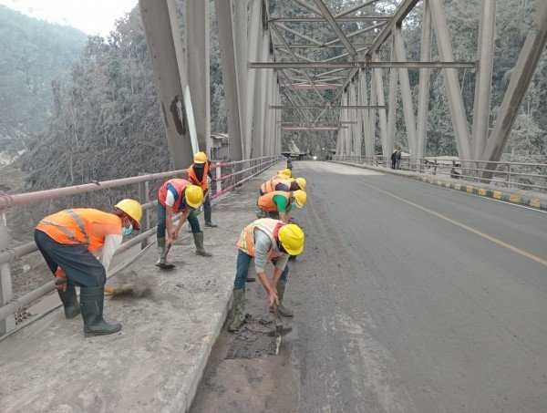 FOTO 24 Nov_Pemulihan akses jalan nasional rute Lumajang - Malang, Jawa Timur akibat erupsi Gunung Semeru. (dok. pu.go.id)
