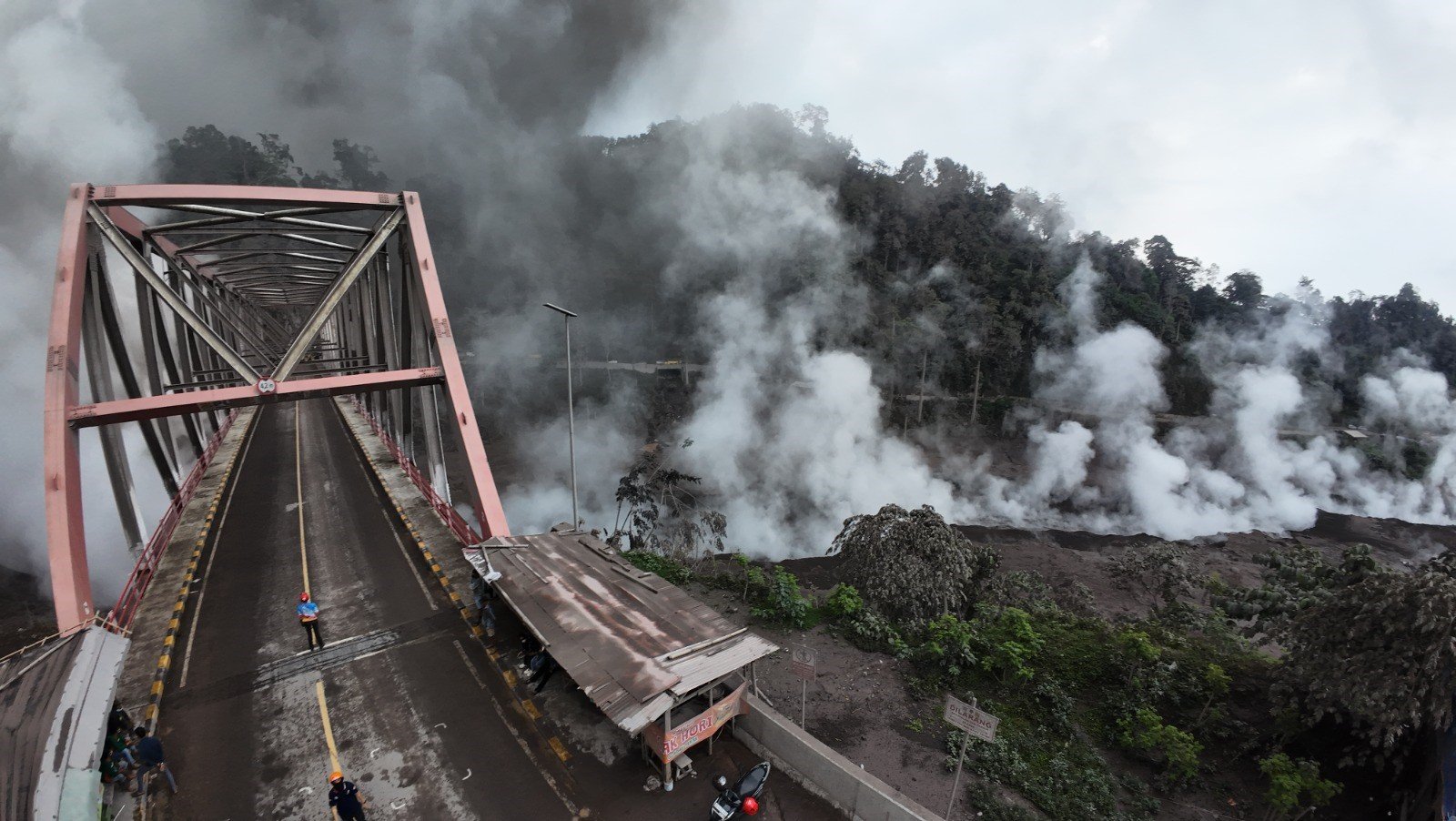 FOTO 24 Nov_Penanganan darurat pascaletusan Gunung Semeru di perbatasan Kabupaten Lumajang dan Malang, Provinsi Jawa Timur. bnpb