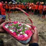 FOTO 26 Nov_Bunga penghormatan terakhir bagi 11 korban yang tidak berhasil ditemukan atas bencana longsor di Desa Pandanarum, Kecamatan Pandanarum