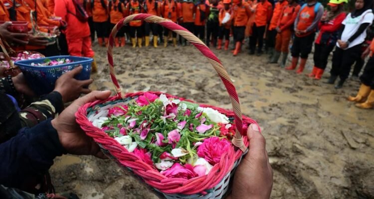 FOTO 26 Nov_Bunga penghormatan terakhir bagi 11 korban yang tidak berhasil ditemukan atas bencana longsor di Desa Pandanarum, Kecamatan Pandanarum