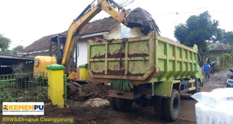 FOTO 27 Nov_Bantuan Kementerian Pekerjaan Umum (PU) pascabanjir bandang di Kecamatan Cisurupan, Kabupaten Garut, Jawa Barat