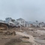 FOTO 27 Nov_Kerusakan akibat banjir yang membawa material pohon dan lumpur di rumah warga wilayah Lubuk Minturun, Koto Tengah, Kota