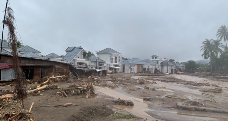 FOTO 27 Nov_Kerusakan akibat banjir yang membawa material pohon dan lumpur di rumah warga wilayah Lubuk Minturun, Koto Tengah, Kota