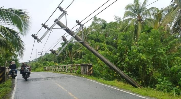 FOTO 29 Nov_Sejumlah tiang listrik yang rusak akibat gempa melanda Kabupaten Simeulue, Provinsi Aceh. (dok. bpbd