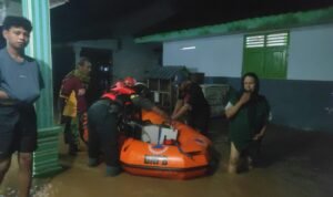 FOTO 3 Nov_Personil BPBD Kabupaten Lumajang, Jawa Timur membantu warga terdampak banjir. (dok. bpbdkabupatenlumajang)