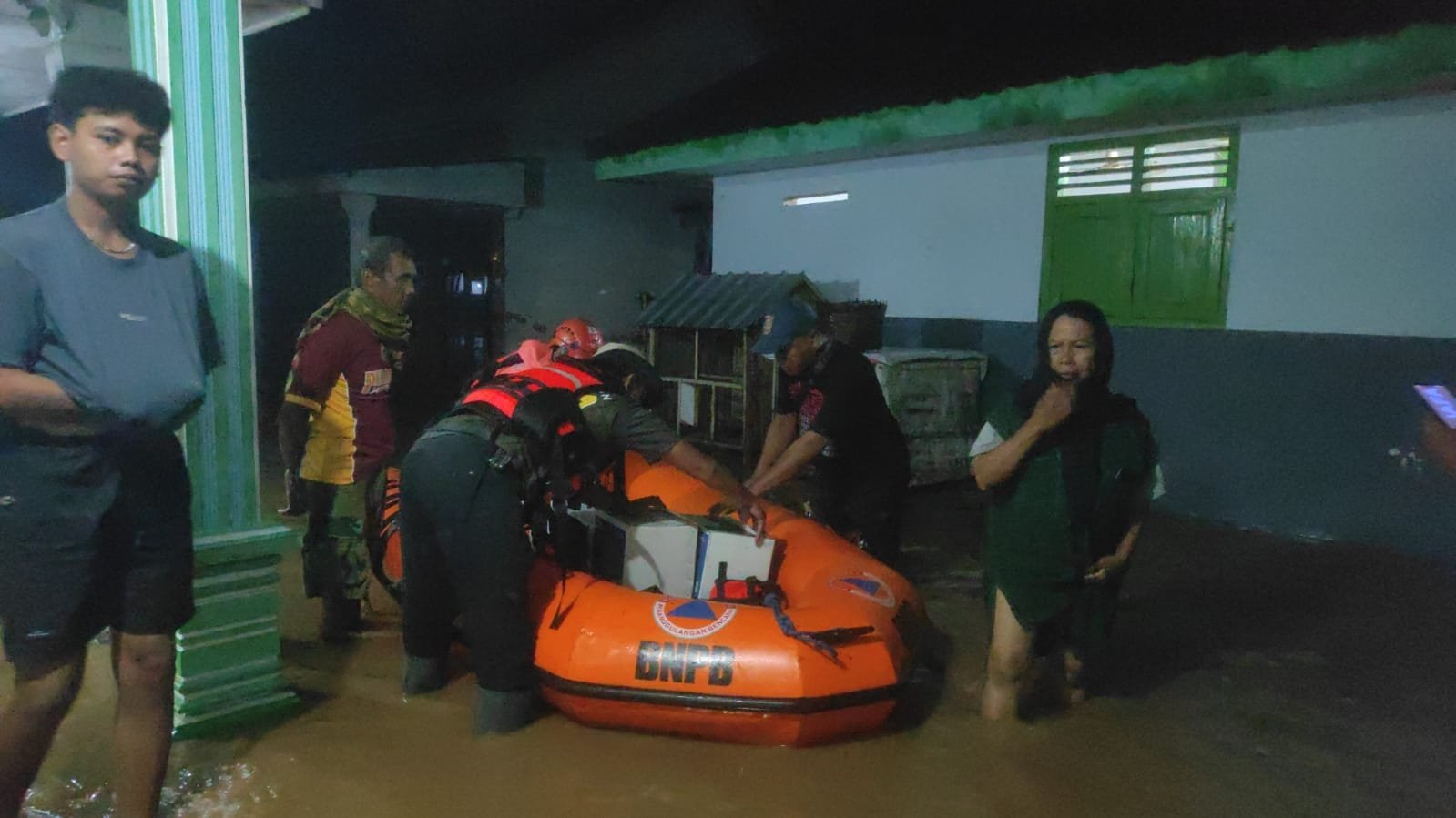 FOTO 3 Nov_Personil BPBD Kabupaten Lumajang, Jawa Timur membantu warga terdampak banjir. (dok. bpbdkabupatenlumajang)