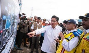 FOTO 3 Nov_Wakil Presiden (Wapres) Gibran Rakabuming (tiga kanan) bersama Deputi 3 BNPB Mayjen TNI Budi Irawan