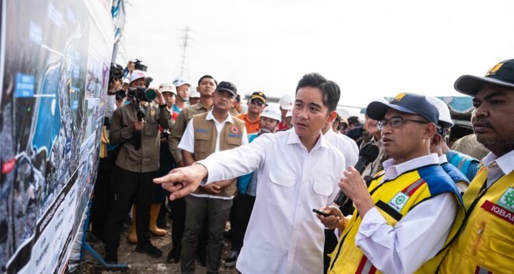 FOTO 3 Nov_Wakil Presiden (Wapres) Gibran Rakabuming (tiga kanan) bersama Deputi 3 BNPB Mayjen TNI Budi Irawan
