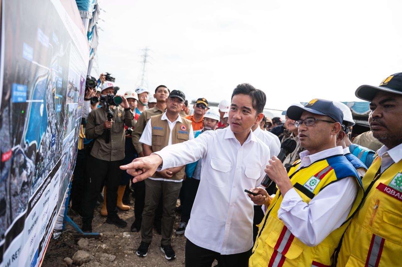 FOTO 3 Nov_Wakil Presiden (Wapres) Gibran Rakabuming (tiga kanan) bersama Deputi 3 BNPB Mayjen TNI Budi Irawan
