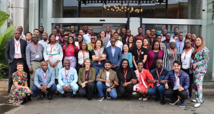 FOTO 3 Nov_kegiatan Communities in Pandemic Preparedness and Response (COPPER) melalui Community Engagement (CE) dan Community-led Monitoring (CLM) di Nairobi, Kenya.